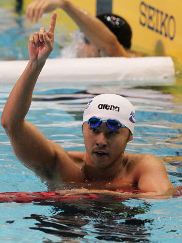 ＜水泳日本選手権　男子１００メートル平泳ぎ　決勝＞１位の北島はナンバーワンポーズ