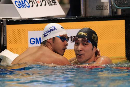 男子１００Ｍ平泳ぎで五輪出場を決め健闘を称え合う北島康介（左）と立石諒