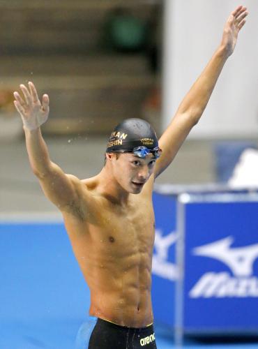 男子１００メートル背泳ぎで優勝して五輪代表入りを決め、声援に応える入江陵介