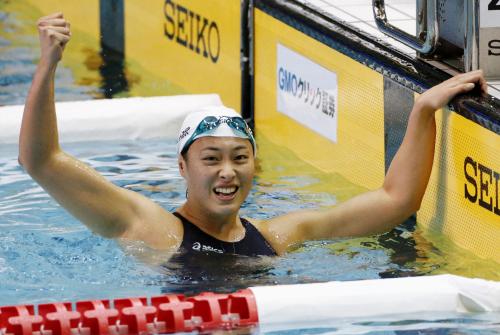 女子１００メートル平泳ぎ決勝　優勝して五輪代表入りを決め、ガッツポーズで喜ぶ鈴木聡美
