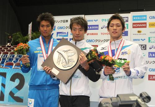 男子１００メートル背泳ぎ決勝で（左から）２位の古賀、１位の入江、３位の白井