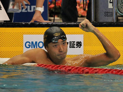 男子１００メートル背泳ぎ決勝で１位の入江はガッツポーズ