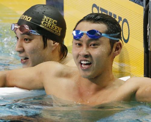 男子２００メートル平泳ぎで五輪代表入りを決めた、優勝の北島康介（右）と２位の立石諒