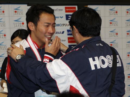＜競泳日本選手権　男子２００Ｍバタフライ決勝＞五輪出場を決めた金田和也（左）は感極まって涙