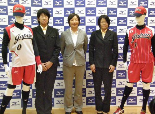 ソフトボール日本代表の（左から）上野、宇津木監督、岩渕とデザインが一新されたユニホーム