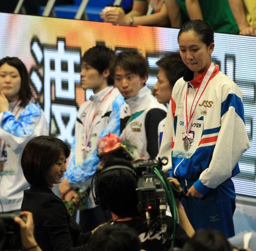 ７日の女子２００メートル平泳ぎで優勝した渡部香生子と岩崎恭子さん（左下）