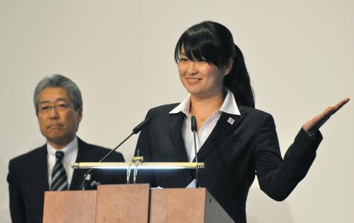 ２０２０年夏季五輪招致のプレゼンテーションで、東京をアピールする柴田亜衣さん。左は竹田恒和招致委員会理事長