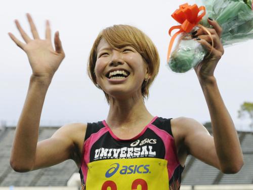 女子１万メートルで優勝し、スタンドの声援に応える新谷仁美