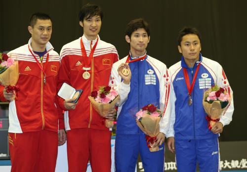 ともに中国選手に敗れて３位となった三宅（右から２人目）と太田（右）