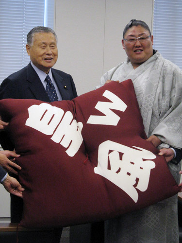 エンジ色の座布団を森喜朗元総理大臣（左）ら早大出身の政治家から贈られた皇風