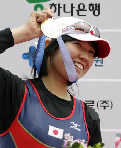 女子シングルスカルで五輪出場を決め、表彰台でメダルを掲げる榊原春奈