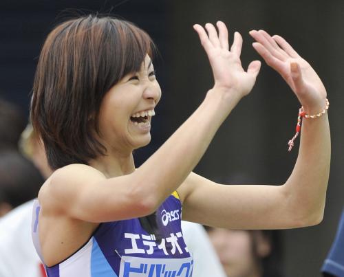 女子１００メートル障害で優勝し、声援に応える木村文子