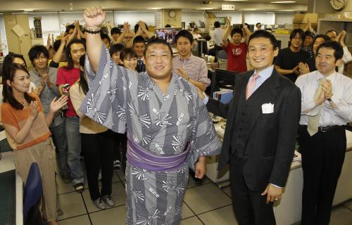 関取昇進報告のためスポニチ東京本社を訪れた貴ノ岩（中央左）は、貴乃花親方、スポニチ社員に祝福されて笑顔を見せる