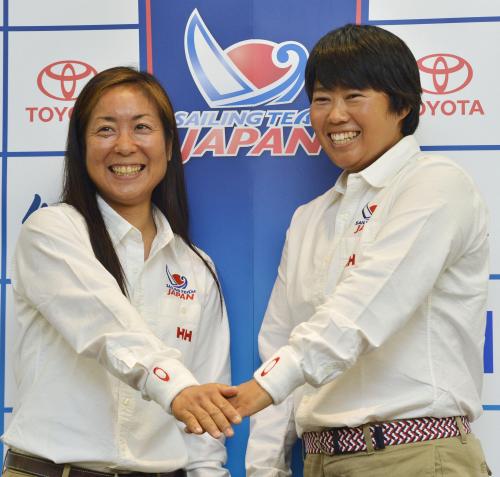 記者会見で笑顔を見せる、セーリング日本代表の近藤愛（左）と田畑和歌子