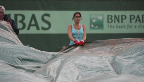 全仏オープン、試合途中で雨が降り出し、コートにカバーが敷かれた