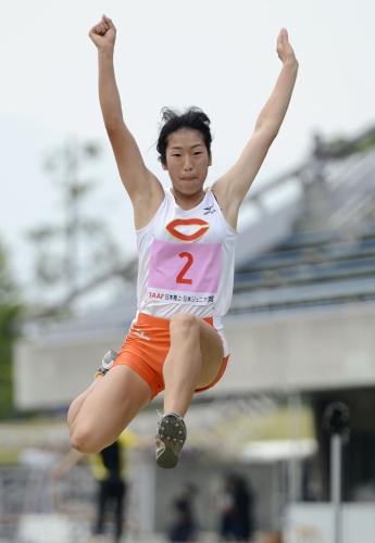 女子七種競技で初優勝した赤井涼香の走り幅跳び