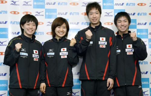 記者会見でポーズをとるロンドン五輪卓球日本代表の（左から）石川佳純、福原愛、水谷隼、丹羽孝希