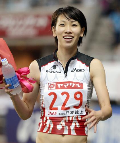 女子１００メートルで五輪出場を決め、笑顔を見せる福島千里