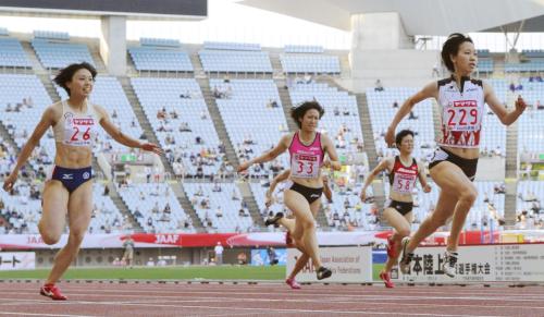 女子２００メートル決勝で優勝した福島（右端）と２位の市川（左端）