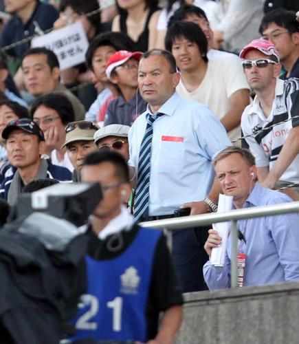 ＜日本・トンガ＞後半、試合中に思わず立ち上がる日本代表のジョーンズ・ヘッドコーチ