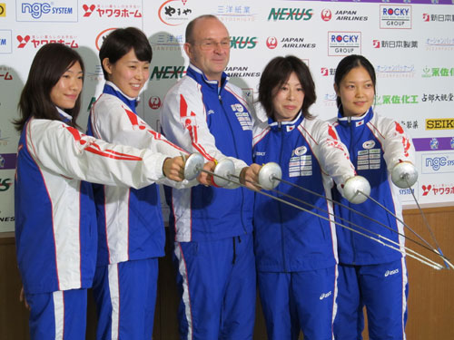 フェンシング女子フルーレのロンドン五輪代表のアンドレア・マグロ・コーチ（中央）と（左から）平田、西岡、菅原、池端