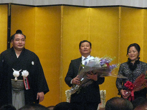 大関昇進披露パーティーに招待した両親に花束を渡した鶴竜（左）