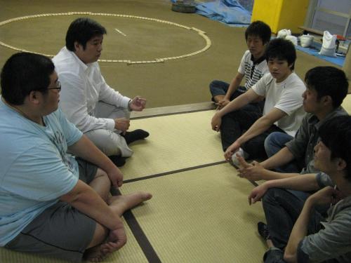 東伏見キャンパスの相撲場で愛好会の面々と話し合う早大相撲部の室伏監督（左から２人目）
