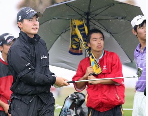 雨の中、熱心に練習ラウンドを行う川村（左）