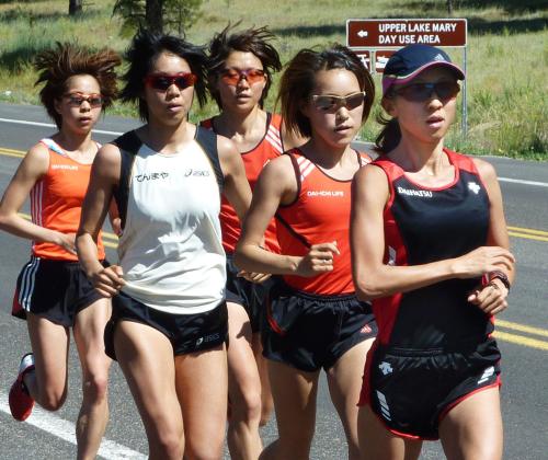 2米アリゾナ州フラッグスタッフで高地トレーニングを行う（前列右から）木崎良子、尾崎好美、重友梨佐らロンドン五輪女子マラソン日本代表