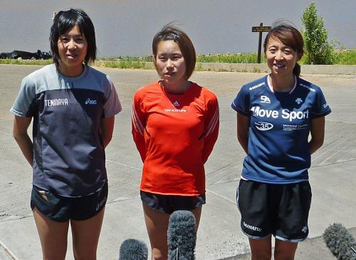 22日、合同高地トレーニングを行っている米アリゾナ州フラッグスタッフで、記者の質問に答えるロンドン五輪女子マラソン代表の（左から）重友梨佐、尾崎好美、木崎良子