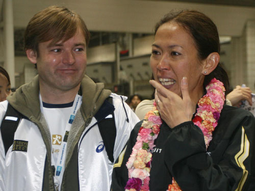 ２００７年、現役最後のレース後、ボランティアに挨拶する有森裕子さん（右）とガブリエルさん