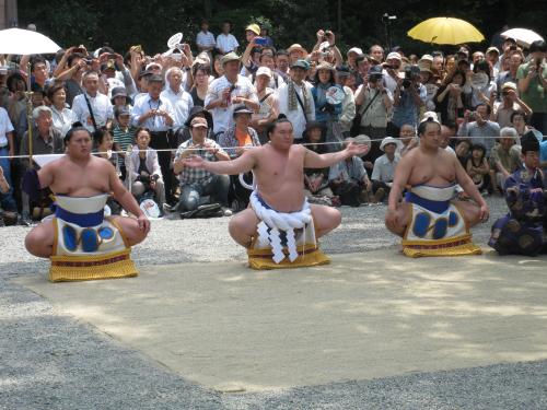 熱田神宮で奉納土俵入りを披露した白鵬（中央）。左は先場所優勝の旭天鵬、右は安美錦