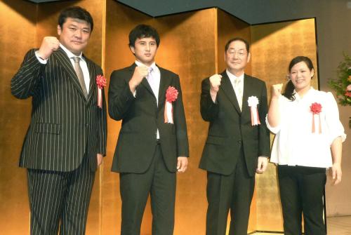 柔道男子81キロ級の中井貴裕（左から２人目）は吉田秀彦氏（左）、谷本歩実さん（右）に激励される