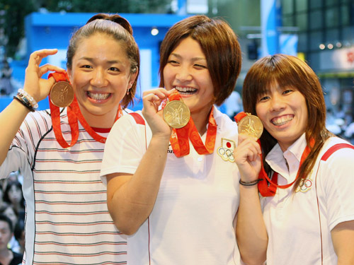 ０８年の北京五輪でメダルを獲得した伊調（中央）、吉田（右）は３連覇なら報奨金が大幅アップすることに（左は浜口）