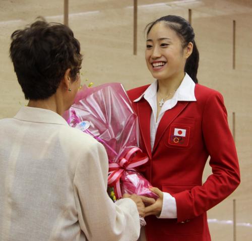 激励壮行会で花束を受け取るロンドン五輪新体操代表の田中琴乃