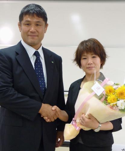 引退の記者会見後、了徳寺学園の山田監督（左）と握手する佐藤