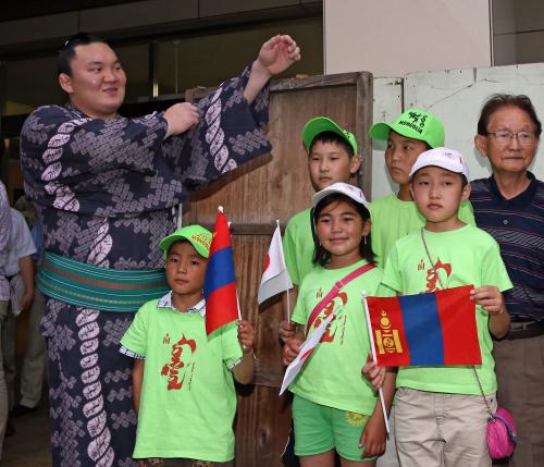 母国モンゴルから招待した子供たちとともに記念写真におさまる白鵬
