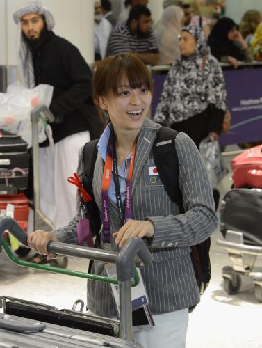 ロンドンのヒースロー空港に到着した体操女子日本代表の田中理恵