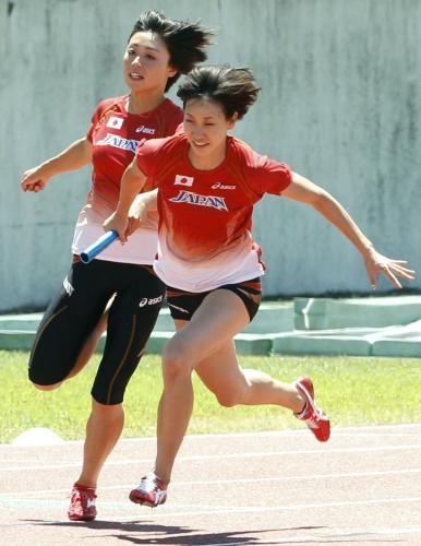 女子４００メートルリレーの練習をする市川華菜（左）と福島千里