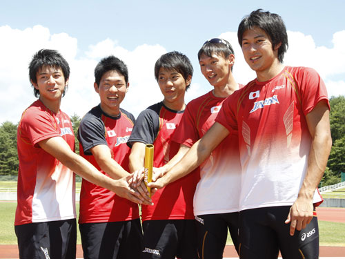 公開練習を終え笑顔を見せる４００メートルリレーメンバー（左から）江里口、九鬼、山県、高平、飯塚
