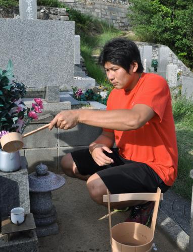 元生名中教諭の故中谷博さんの墓参りをする村上幸史選手