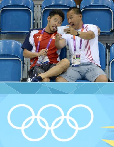 おどけた表情で記念写真を撮る北島康介（左）と神田忠彦コーチ