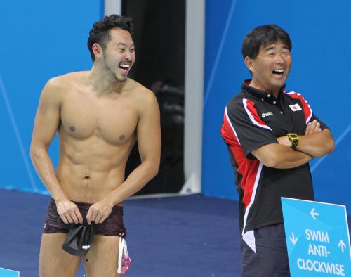 練習で大笑いする北島康介（左）と平井伯昌ヘッドコーチ