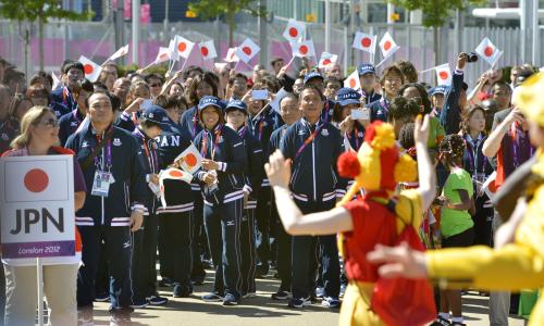 ロンドン五輪選手村の入村式で、歓迎のアトラクションに笑顔があふれる日本選手団の選手と役員