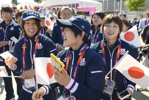 ロンドン五輪選手村の入村式に参加し、アトラクションを楽しむ柔道女子の（手前左から）松本薫、中村美里、福見友子ら日本選手団