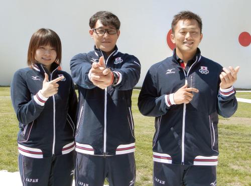 練習を終えポーズをとる五輪射撃代表。左から小西ゆかり、松田知幸、谷島緑