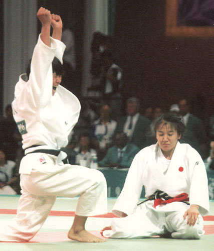 ９６年アトランタ五輪女子４８キロ級決勝で田村亮子（右）を破り金メダルを獲得したケー・スンヒ