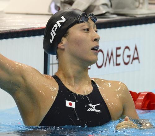 女子１００メートル背泳ぎ予選　タイムを見つめる寺川綾