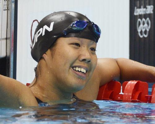 女子１００メートル平泳ぎ予選　レース後、タイムを見る松島美菜
