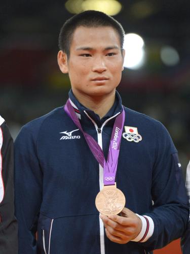男子66キロ級で獲得した銅メダルを手にする海老沼匡
